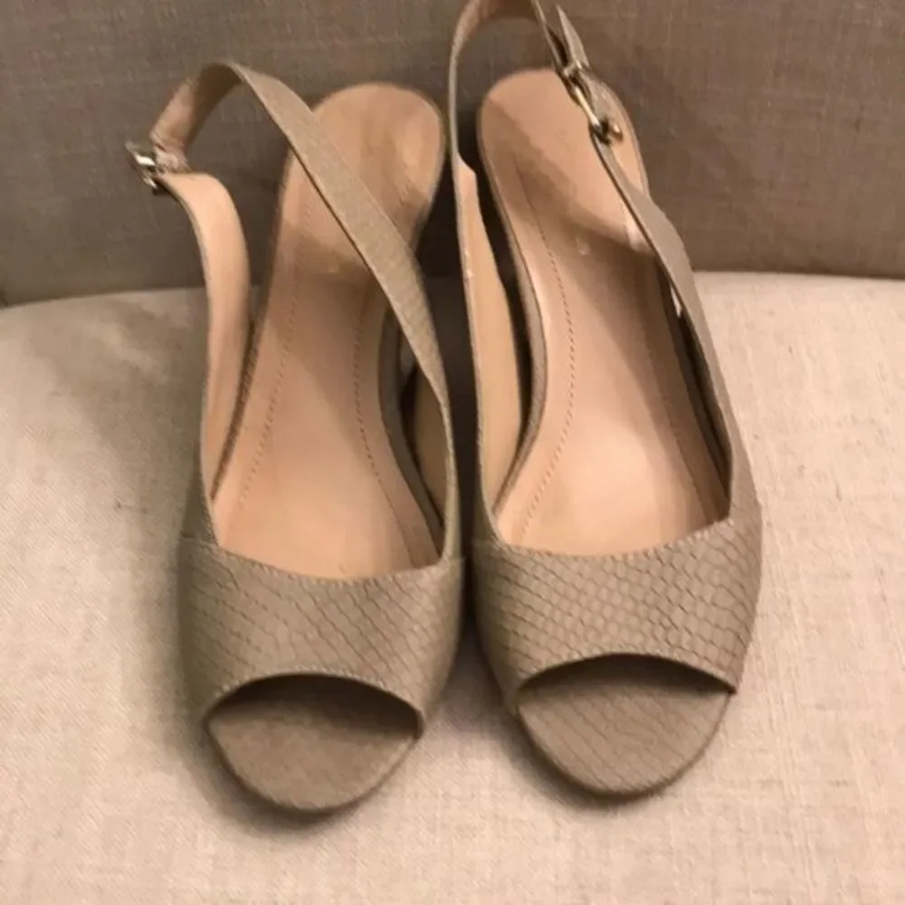 Euc BCBG Taupe Color Wedges